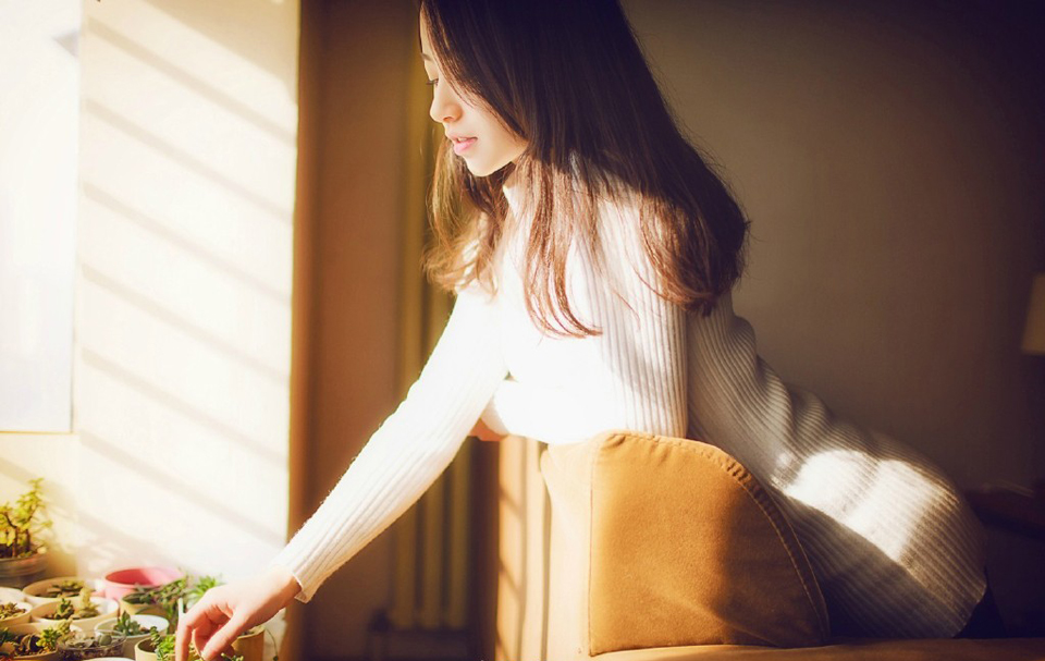 “诡计？”吕蒙翻了翻白眼，指了指周围道：“能有什么诡计？还是他们的人都在水底下埋伏着？这艘船吃水不深，里面就算有人，都不会超过十个，快去把船拖过来。”